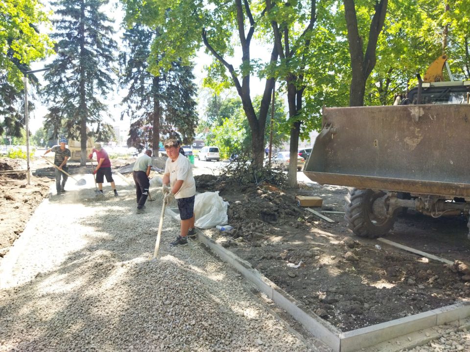 В Ровеньках продолжаются работы по благоустройству аллеи по улице Ленина В Ровеньках продолжаются работы по благоустройству аллеи по улице Ленина