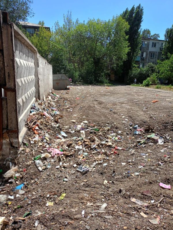 В Стаханове продолжаются работы по санитарной очистке города В Стаханове продолжаются работы по санитарной очистке города