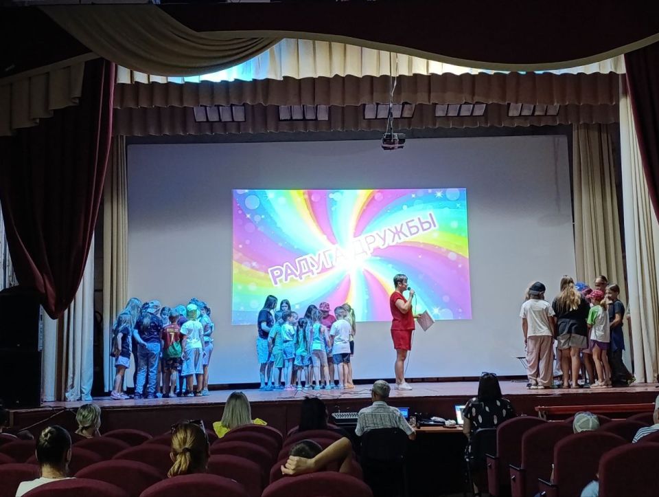 Сегодня в Петровском Доме культуры прошла развлекательная программа "Радуга дружбы", посвященная Международному Дню дружбы Сегодня в Петровском Доме культуры прошла развлекательная программа "Радуга дружбы", посвященная Международному Дню дружбы