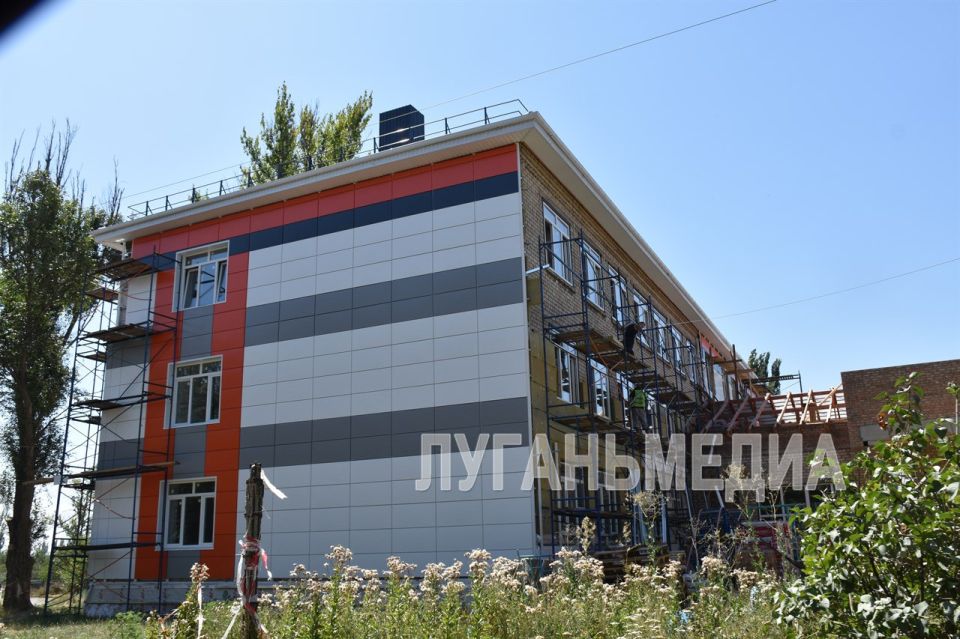 В Антрацитовском муниципальном округе продолжается ремонт средней школы № 3 В Антрацитовском муниципальном округе продолжается ремонт средней школы № 3