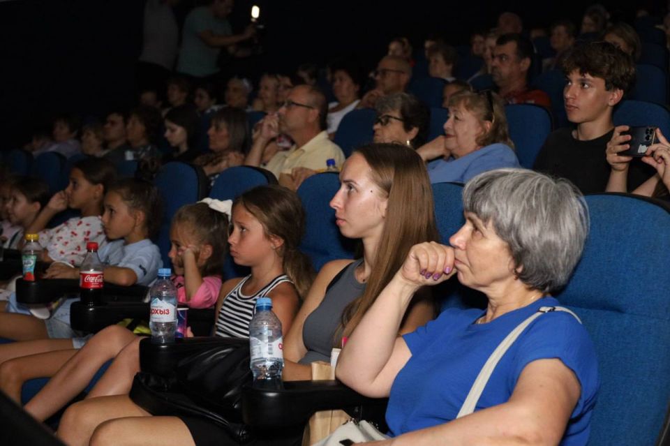 В рамках проекта «Детский спорт» партии «Единая Россия» при поддержке Министерства культуры ЛНР в кинотеатрах и кинозалах Луганской Народной Республики прошел масштабный бесплатный показ биографического фильма «Роднина»... В рамках проекта «Детский спорт» партии «Единая Россия» при поддержке Министерства культуры ЛНР в кинотеатрах и кинозалах Луганской Народной Республики прошел масштабный бесплатный показ биографического фильма «Роднина»...