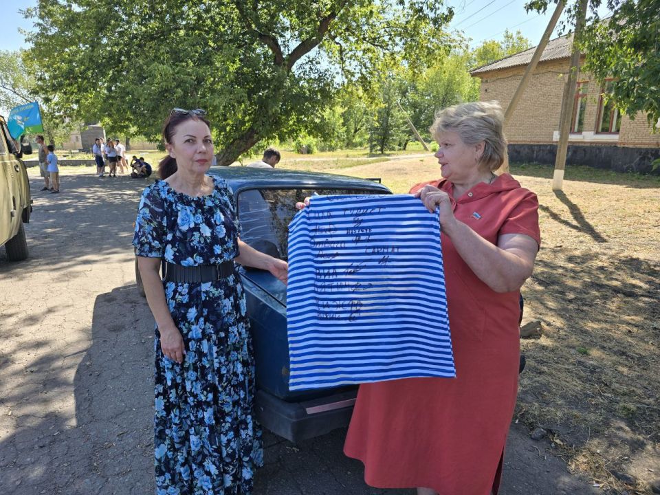 В жилом массиве Криворожье в преддверии праздника Дня Воздушно-десантных войск, по инициативе депутата Совета городского округа города Брянки Ольги Хисматулиной, в рамках проекта «Историческая память» партии «Единая Россия»... В жилом массиве Криворожье в преддверии праздника Дня Воздушно-десантных войск, по инициативе депутата Совета городского округа города Брянки Ольги Хисматулиной, в рамках проекта «Историческая память» партии «Единая Россия»...
