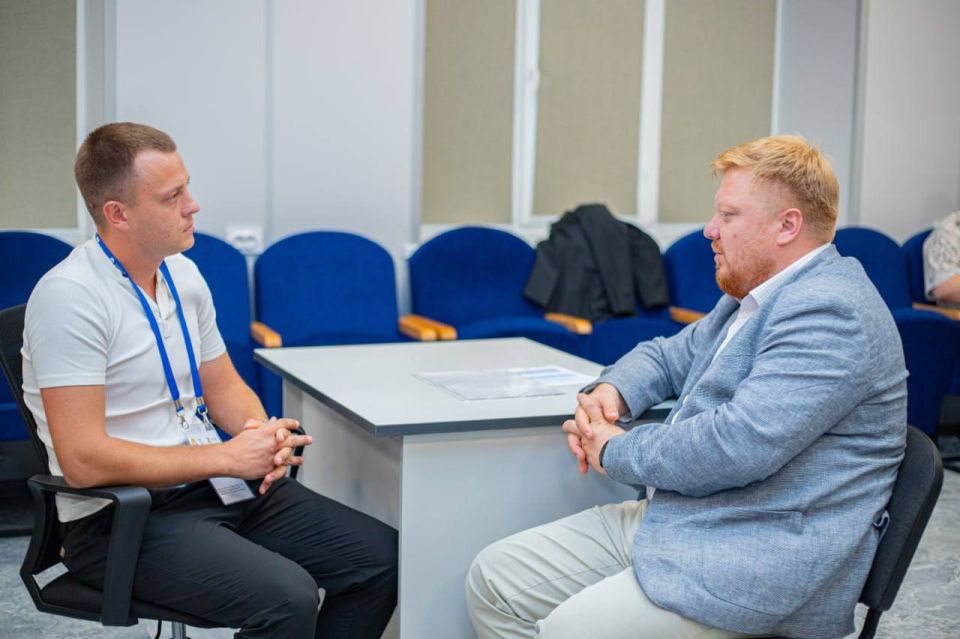 Финалисты проекта «Герои Луганщины» начали стажировку в госструктурах ЛНР Финалисты проекта «Герои Луганщины» начали стажировку в госструктурах ЛНР