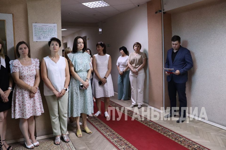 В здании Администрации Свердловского муниципалитета открыли памятную табличку-стенд в память о погибшем участнике СВО, бывшем сотруднике управления ЖКХ, строительства и архитектуры Администрации Свердловского муниципального... В здании Администрации Свердловского муниципалитета открыли памятную табличку-стенд в память о погибшем участнике СВО, бывшем сотруднике управления ЖКХ, строительства и архитектуры Администрации Свердловского муниципального...