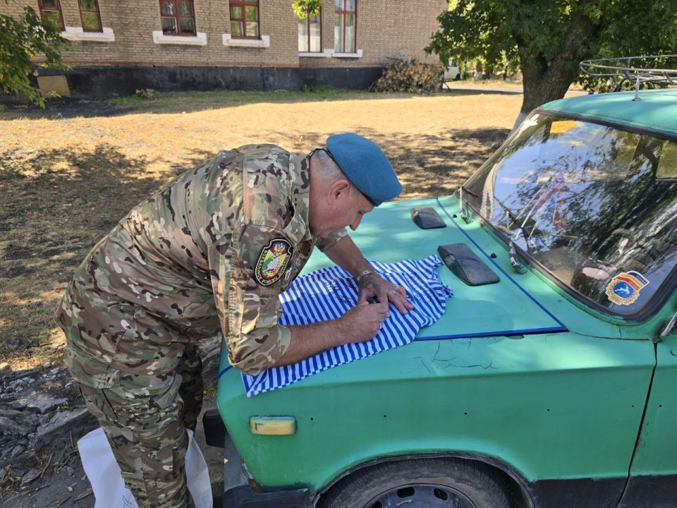 В жилом массиве Криворожье в преддверии праздника Дня Воздушно-десантных войск, по инициативе депутата Совета городского округа города Брянки Ольги Хисматулиной, в рамках проекта «Историческая память» партии «Единая Россия»... В жилом массиве Криворожье в преддверии праздника Дня Воздушно-десантных войск, по инициативе депутата Совета городского округа города Брянки Ольги Хисматулиной, в рамках проекта «Историческая память» партии «Единая Россия»...