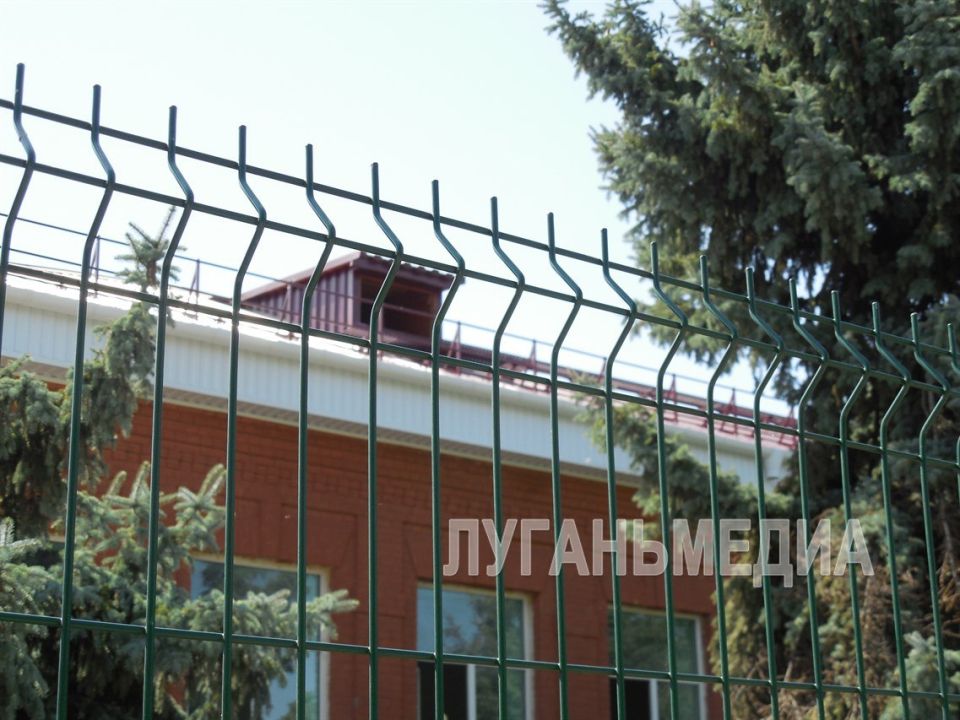 В спорткомплексе Славяносербска продолжаются ремонтно-восстановительные работы В спорткомплексе Славяносербска продолжаются ремонтно-восстановительные работы