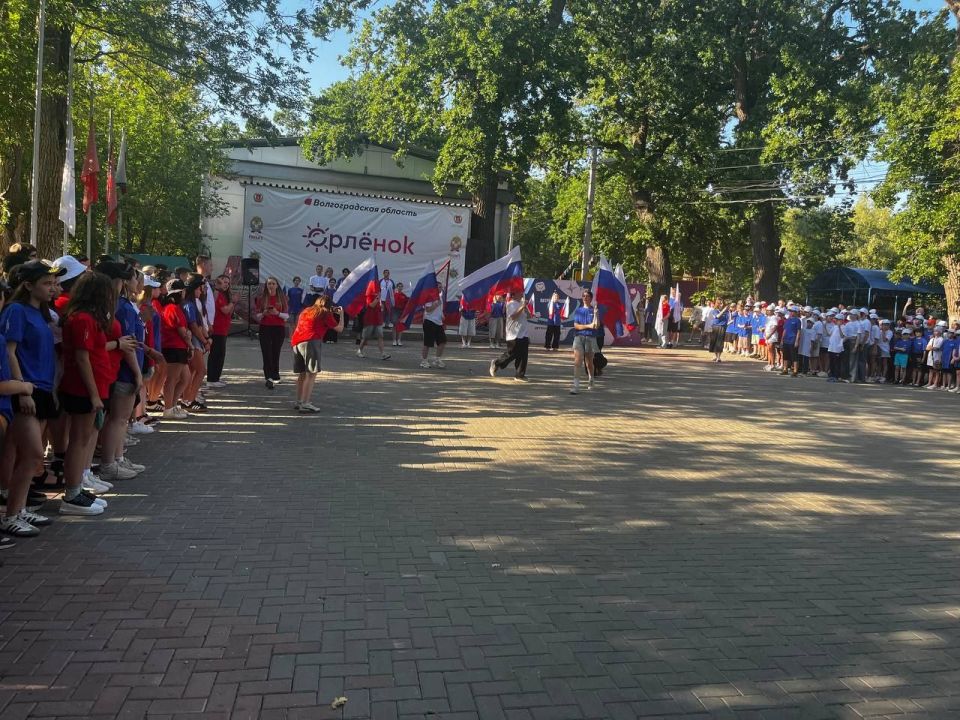 В стенах детского лагеря "Орлёнок" Волгоградской области стартовала межрегиональная профильная смена под названием: "Будь Первым!", в которой принимают участие ребята из Станично-Луганского округа В стенах детского лагеря "Орлёнок" Волгоградской области стартовала межрегиональная профильная смена под названием: "Будь Первым!", в которой принимают участие ребята из Станично-Луганского округа