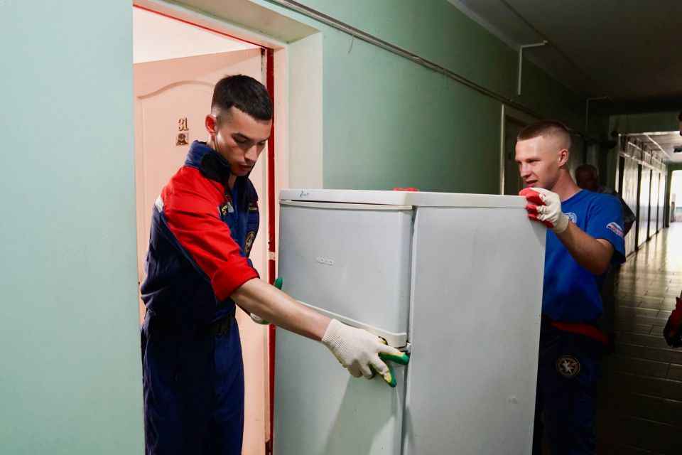 Добровольцы Луганского РО ВСКС помогают переселенцам Добровольцы Луганского РО ВСКС помогают переселенцам