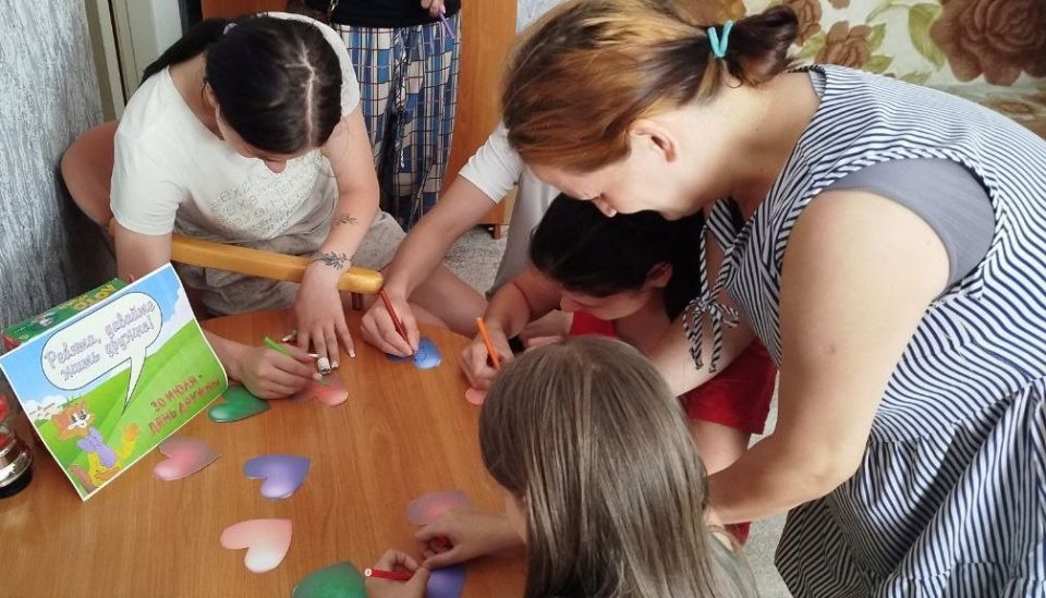 В Славяносербске провели игровую программу, приуроченную к Международному дню дружбы В Славяносербске провели игровую программу, приуроченную к Международному дню дружбы
