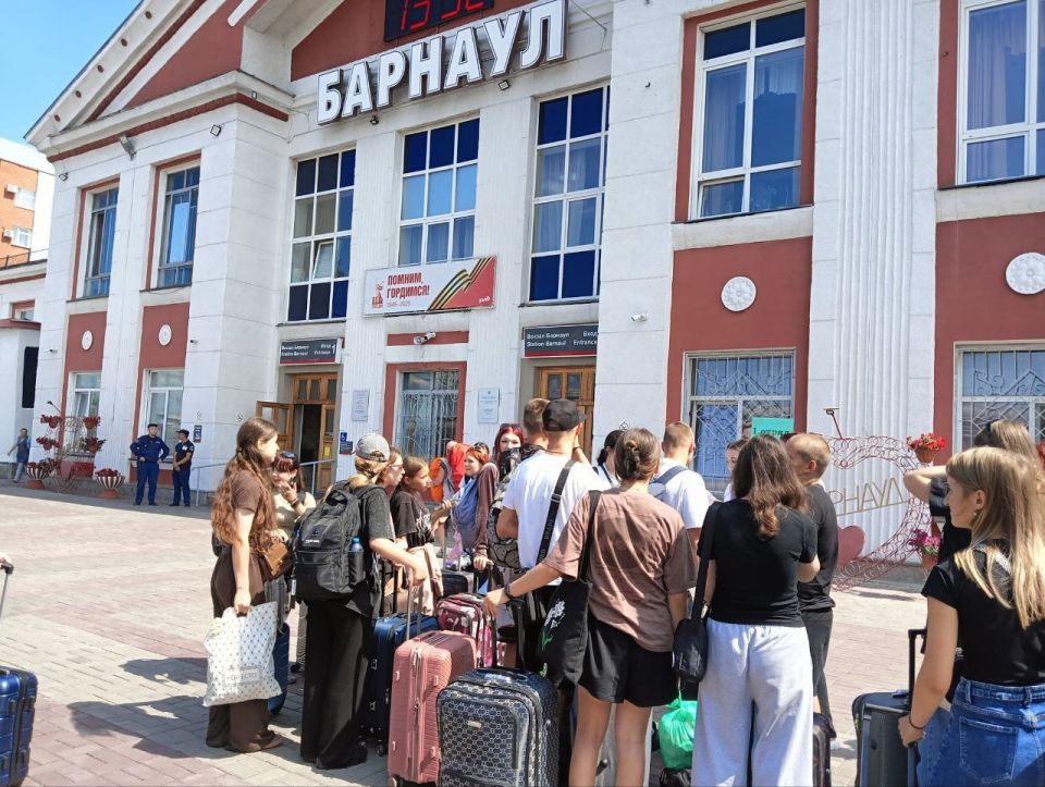 Сегодня Алтайская земля с радостью встретила 29 ребят из Станично-Луганского округа Сегодня Алтайская земля с радостью встретила 29 ребят из Станично-Луганского округа