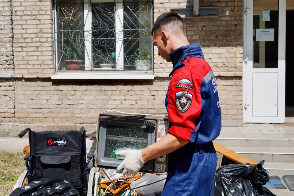 Добровольцы Луганского РО ВСКС помогают переселенцам Добровольцы Луганского РО ВСКС помогают переселенцам