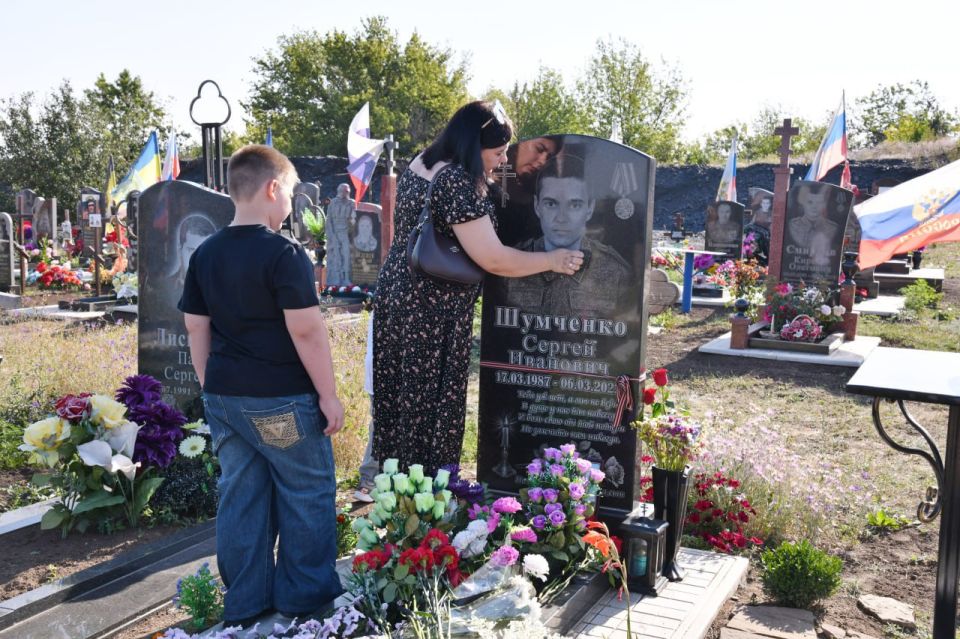 Открытие мемориальной доски в память о погибшем участнике СВО, бывшем сотруднике управления ЖКХ, строительства и архитектуры Свердловского округа Сергее Шумченко состоялось в рамках всероссийской акции «Рабочее место Героя»... Открытие мемориальной доски в память о погибшем участнике СВО, бывшем сотруднике управления ЖКХ, строительства и архитектуры Свердловского округа Сергее Шумченко состоялось в рамках всероссийской акции «Рабочее место Героя»...