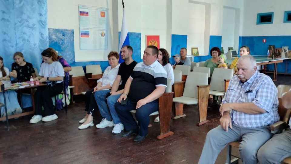 В рамках рабочей поездки Глава городского округа город Ровеньки посетил сельский клуб в селе Платоновка, где ознакомился с деятельностью творческих кружков и работой учреждения культуры В рамках рабочей поездки Глава городского округа город Ровеньки посетил сельский клуб в селе Платоновка, где ознакомился с деятельностью творческих кружков и работой учреждения культуры