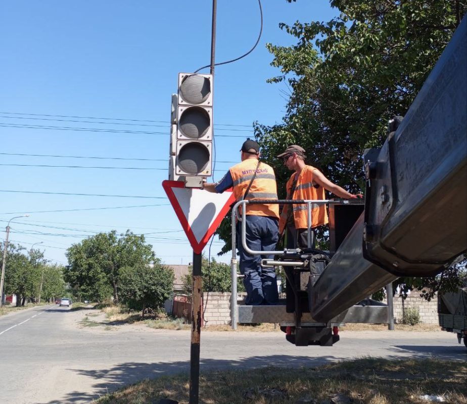 Коммунальные службы проводят работы на территории города Коммунальные службы проводят работы на территории города