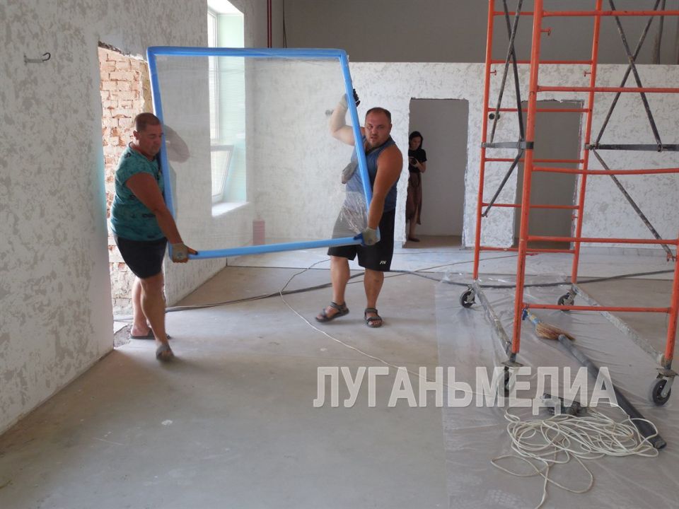 В спорткомплексе Славяносербска продолжаются ремонтно-восстановительные работы В спорткомплексе Славяносербска продолжаются ремонтно-восстановительные работы