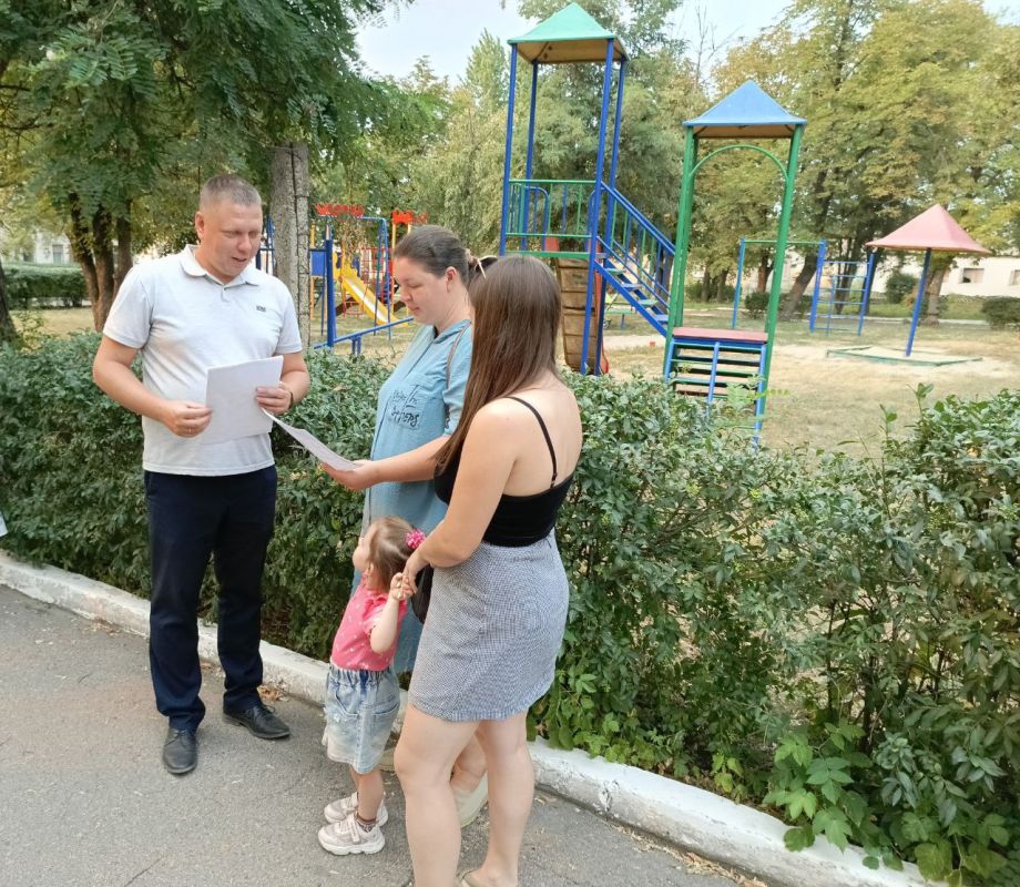 Активисты «Единой России» продолжают осуществлять контроль за безопасностью детских площадок Активисты «Единой России» продолжают осуществлять контроль за безопасностью детских площадок