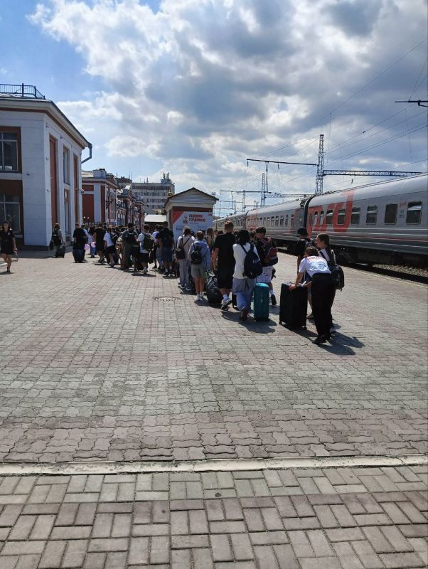 Сегодня Алтайская земля с радостью встретила 29 ребят из Станично-Луганского округа Сегодня Алтайская земля с радостью встретила 29 ребят из Станично-Луганского округа