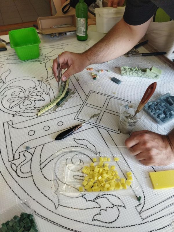 В Омске создают мозаичное панно для часовни гимназии №11 г. Стаханова В Омске создают мозаичное панно для часовни гимназии №11 г. Стаханова