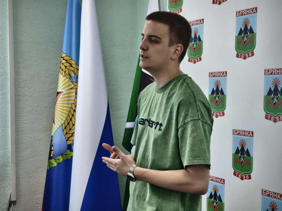 Министр молодежной политики ЛНР Михаил Голубович побывал с рабочим визитом в Брянке Министр молодежной политики ЛНР Михаил Голубович побывал с рабочим визитом в Брянке