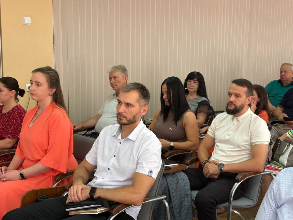 В Администрации Красного Луча состоялась встреча с предпринимателями округа В Администрации Красного Луча состоялась встреча с предпринимателями округа