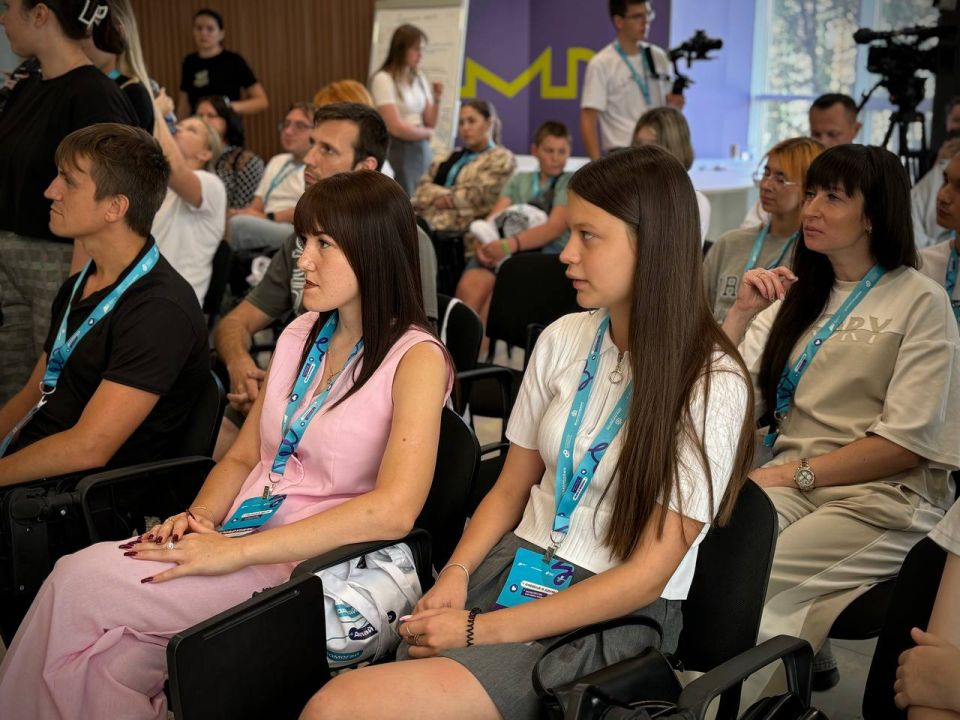 Анна Рослякова встретилась с участниками программы «Сердце в деле: волонтёрство как образ жизни» Анна Рослякова встретилась с участниками программы «Сердце в деле: волонтёрство как образ жизни»