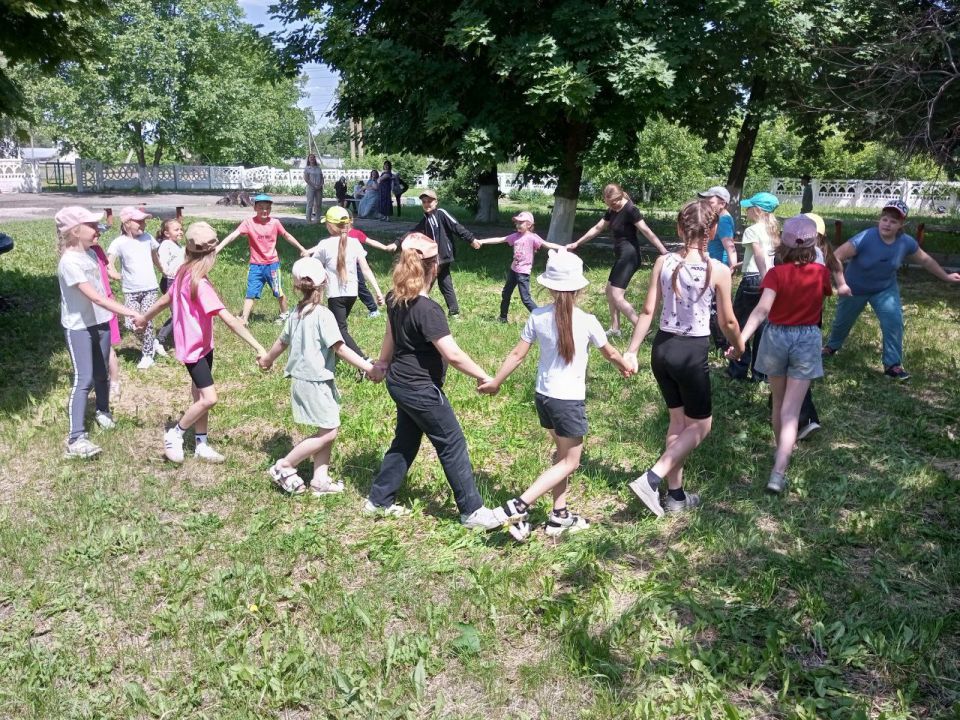 Сотрудники Дома культуры им. Ленина пгтНоводарьевка провели познавательно - развлекательную программу, посвящённую Международному Дню дружбы «В дружбе сила!» Сотрудники Дома культуры им. Ленина пгтНоводарьевка провели познавательно - развлекательную программу, посвящённую Международному Дню дружбы «В дружбе сила!»