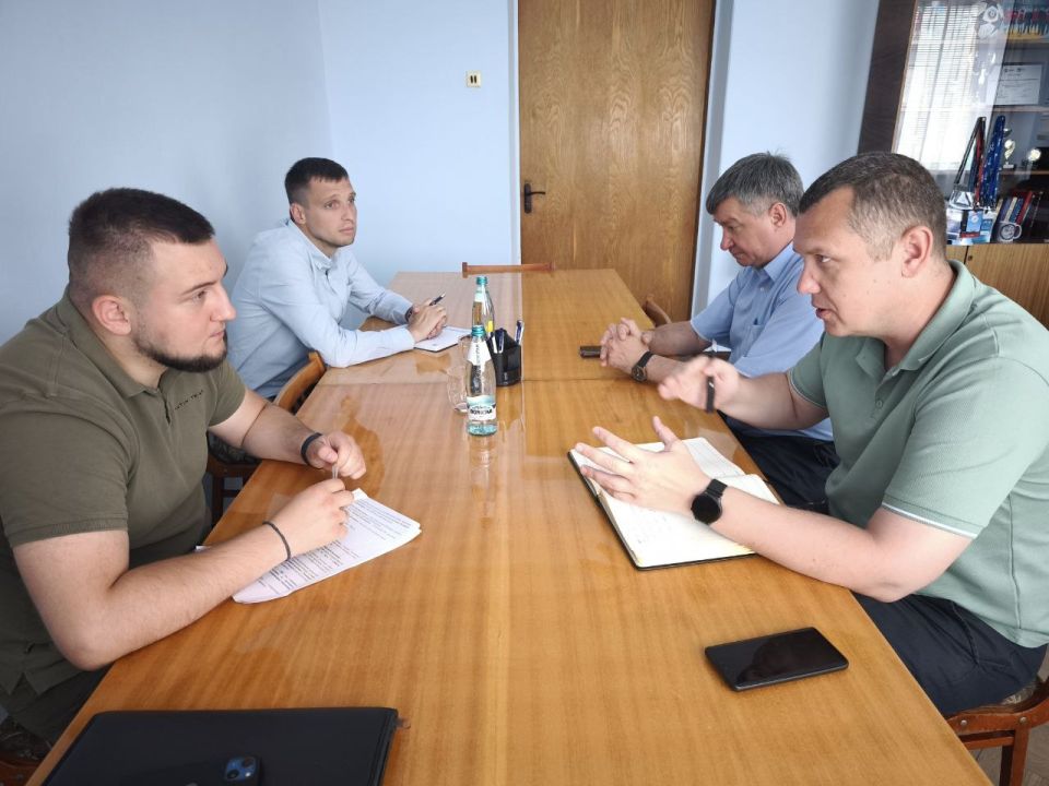 Министр молодежной политики ЛНР Михаил Голубович побывал с рабочим визитом в Брянке Министр молодежной политики ЛНР Михаил Голубович побывал с рабочим визитом в Брянке