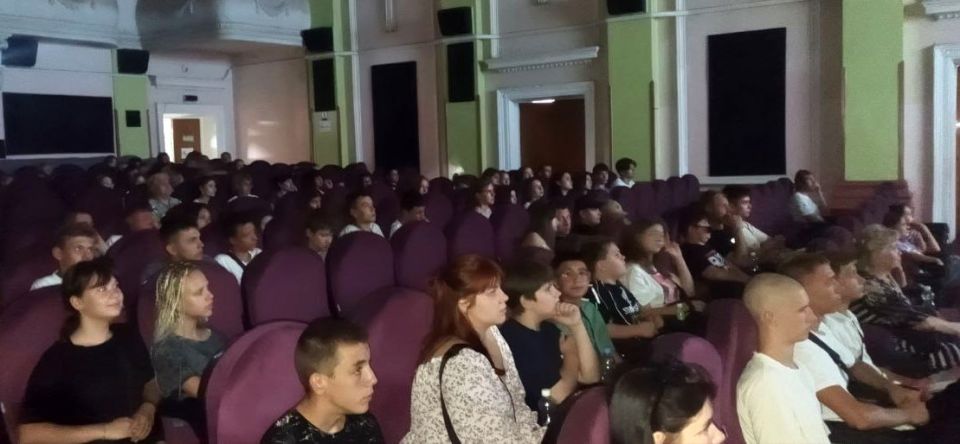 В кинозале ДК имени Ленина в рамках проекта «Детский спорт» партии «Единая Россия» при поддержке Министерства культуры ЛНР прошел бесплатный показ фильма «Роднина» режиссёра Константина Статского В кинозале ДК имени Ленина в рамках проекта «Детский спорт» партии «Единая Россия» при поддержке Министерства культуры ЛНР прошел бесплатный показ фильма «Роднина» режиссёра Константина Статского