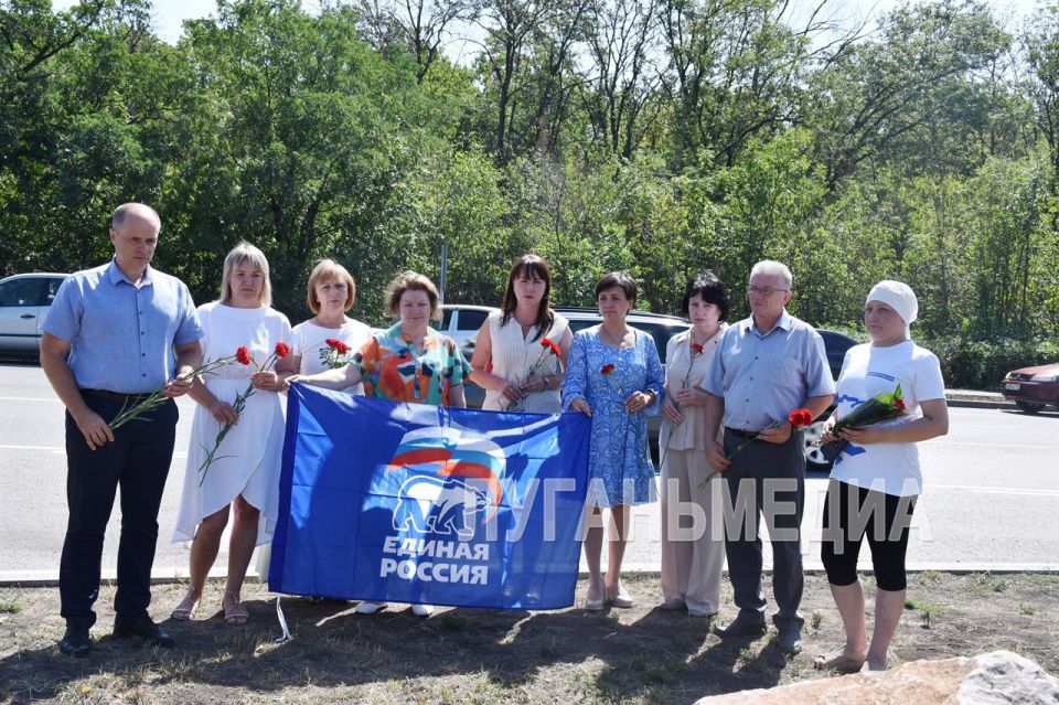 Краснолучане почтили память погибших в годовщину авиаудара Краснолучане почтили память погибших в годовщину авиаудара