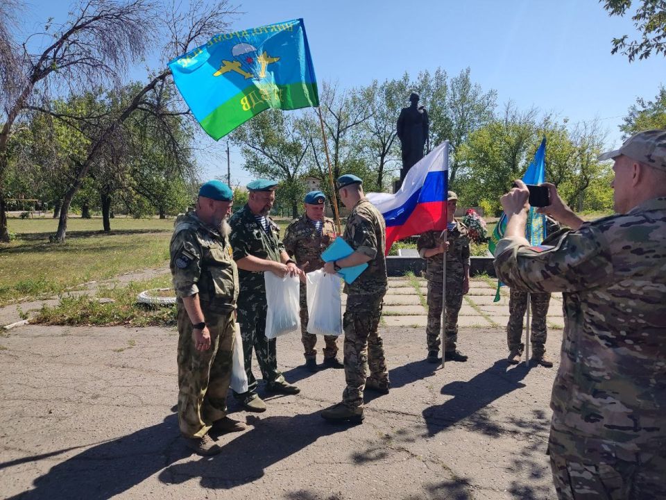 В жилом массиве Криворожье в преддверии праздника Дня Воздушно-десантных войск, по инициативе депутата Совета городского округа города Брянки Ольги Хисматулиной, в рамках проекта «Историческая память» партии «Единая Россия»... В жилом массиве Криворожье в преддверии праздника Дня Воздушно-десантных войск, по инициативе депутата Совета городского округа города Брянки Ольги Хисматулиной, в рамках проекта «Историческая память» партии «Единая Россия»...