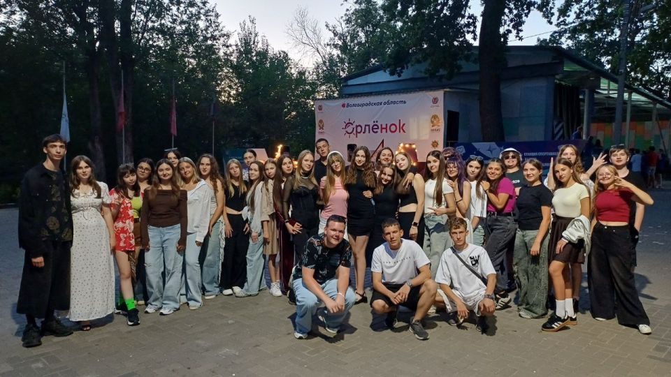 Лето в самом разгаре, и юные жители Станично-Луганского округа не теряют ни минуты! Они с удовольствием проводят время в знаменитом детском лагере "Орлёнок" Волгоградской области, где их ждут разнообразные и увлекательные... Лето в самом разгаре, и юные жители Станично-Луганского округа не теряют ни минуты! Они с удовольствием проводят время в знаменитом детском лагере "Орлёнок" Волгоградской области, где их ждут разнообразные и увлекательные...
