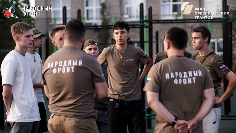 На днях нашу Молодёжку в Стаханове посетил куратор новых регионов МНФ! Встреча прошла в душевной и дружеской атмосфере На днях нашу Молодёжку в Стаханове посетил куратор новых регионов МНФ! Встреча прошла в душевной и дружеской атмосфере
