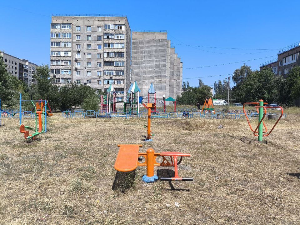 В рамках акции "Яркое детство" активисты Единой России благоустроили детскую площадку на четвертом микрорайоне В рамках акции "Яркое детство" активисты Единой России благоустроили детскую площадку на четвертом микрорайоне