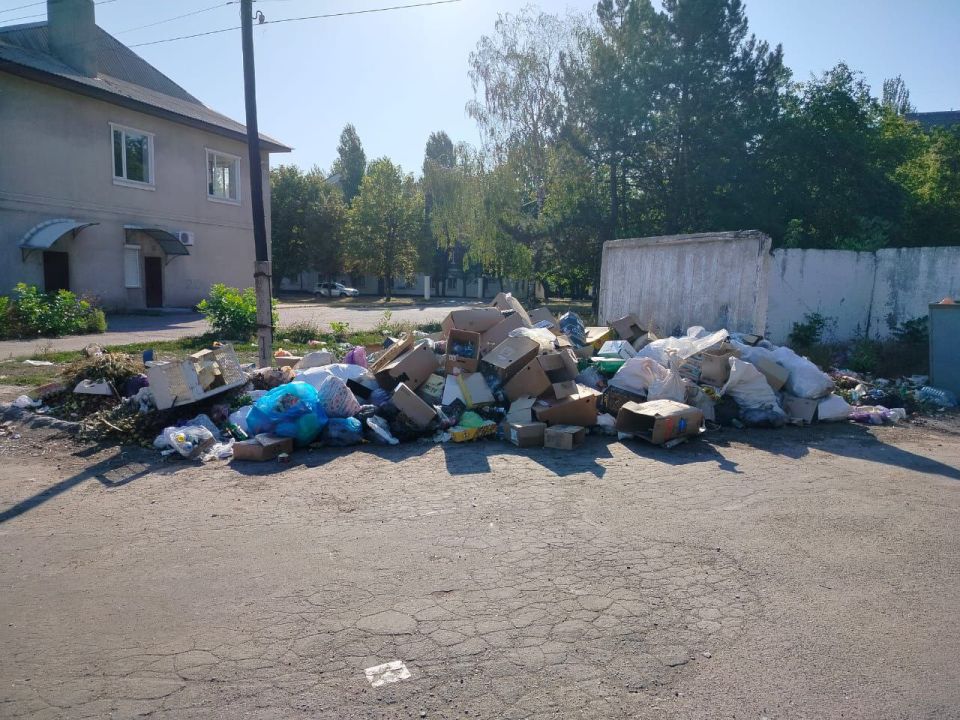 Коммунальные службы Стаханова продолжают борьбу с мусором Коммунальные службы Стаханова продолжают борьбу с мусором