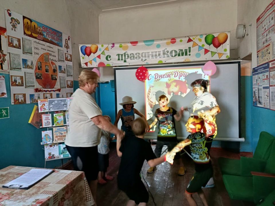 В клубе с. Войтова Станично-Луганского округа совместно с библиотекой-филиалом прошла игровая программа "Дружные ребята", посвящённая Международному дню дружбы В клубе с. Войтова Станично-Луганского округа совместно с библиотекой-филиалом прошла игровая программа "Дружные ребята", посвящённая Международному дню дружбы
