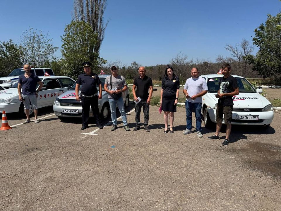 В рамках проведения оперативно-профилактического мероприятия «Безопасное лето» сотрудники Центра ДиТН, ПБДД ГИБДД МВД по ЛНР, ОГИБДД ОМВД России "Свердловский" и "Ровеньковский" провели профилактические беседы с...