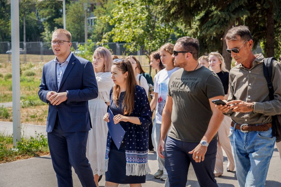 Ciao amici!. Международная дружба расширяет свою географию, ведь сегодня молодёжь Республики встретилась с итальянскими общественниками: Давид Спаккасасси – волонтёр благотворительный организация Сперанца (Культурная... Ciao amici!. Международная дружба расширяет свою географию, ведь сегодня молодёжь Республики встретилась с итальянскими общественниками: Давид Спаккасасси – волонтёр благотворительный организация Сперанца (Культурная...