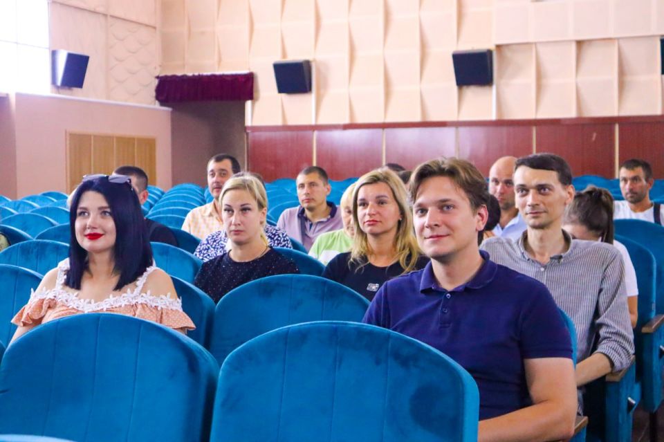 В поселке Беловодск прошел кинопоказ фильма "Роднина" В поселке Беловодск прошел кинопоказ фильма "Роднина"