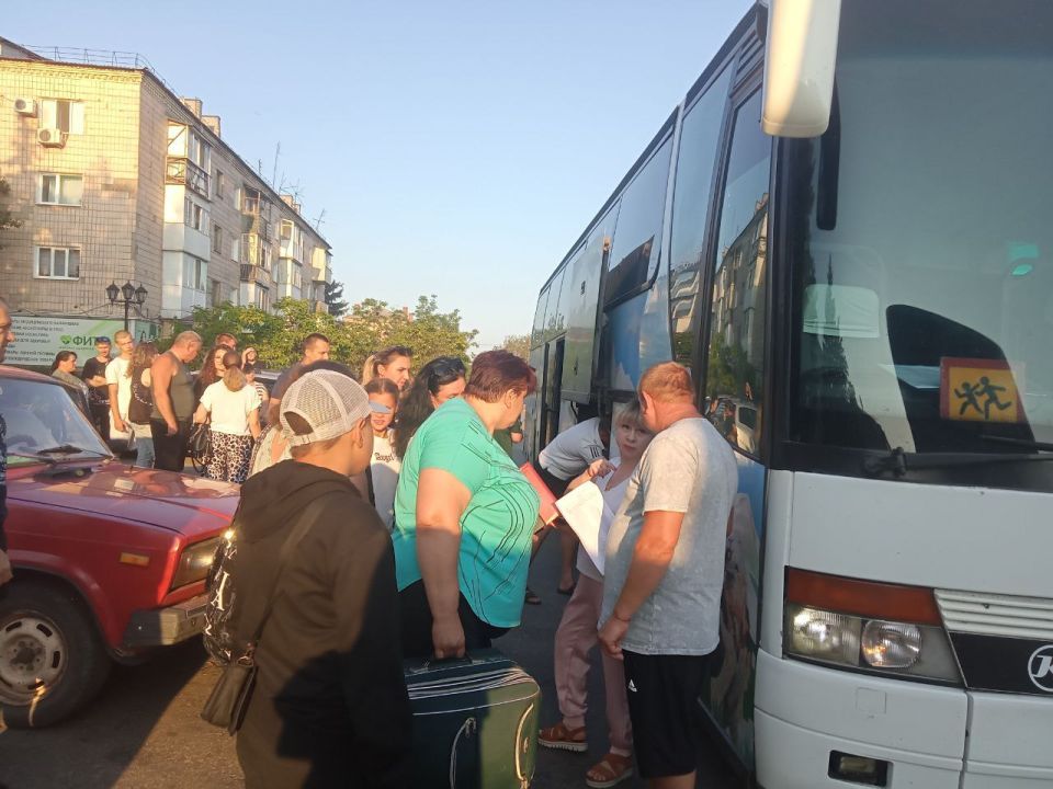 70 детей из Лутугинского округа отправились на летний оздоровительный отдых в лагерь «Лебединый берег» 70 детей из Лутугинского округа отправились на летний оздоровительный отдых в лагерь «Лебединый берег»
