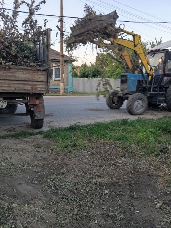 Специалисты МБУ Центр «Благоустройство» продолжают системную работу по наведению порядка на территории Старобельского муниципального округа Специалисты МБУ Центр «Благоустройство» продолжают системную работу по наведению порядка на территории Старобельского муниципального округа