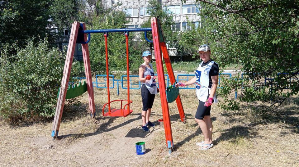 В рамках акции "Яркое детство" активисты Единой России благоустроили детскую площадку на четвертом микрорайоне В рамках акции "Яркое детство" активисты Единой России благоустроили детскую площадку на четвертом микрорайоне