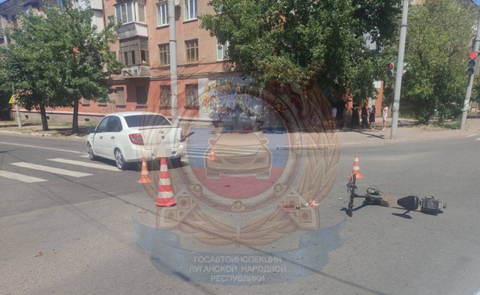 В Алчевске сотрудники полиции проводят проверку по факту ДТП с участием несовершеннолетнего водителя электросамоката