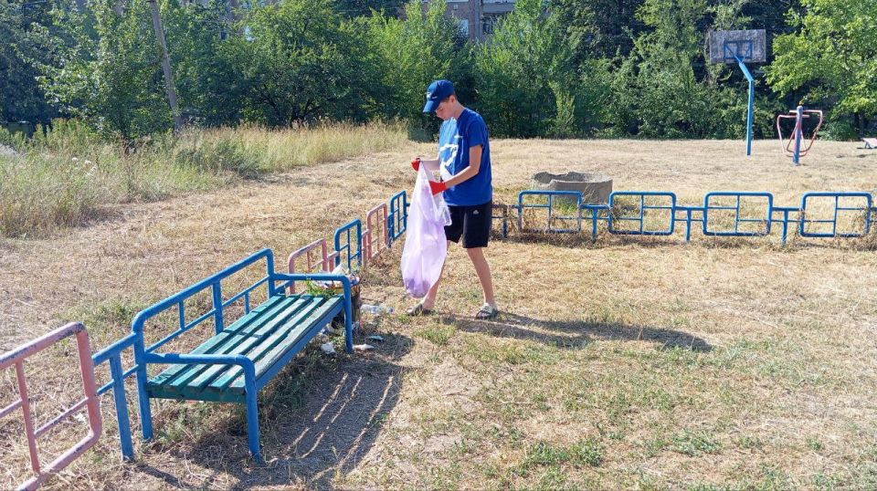 В рамках акции "Яркое детство" активисты Единой России благоустроили детскую площадку на четвертом микрорайоне В рамках акции "Яркое детство" активисты Единой России благоустроили детскую площадку на четвертом микрорайоне