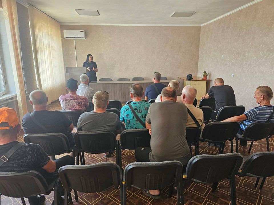 Сотрудники ОГИБДД ОМВД России "Беловодский", "Брянковский" и "Станично-Луганский" провели серию профилактических бесед на предприятиях на территории обслуживания Сотрудники ОГИБДД ОМВД России "Беловодский", "Брянковский" и "Станично-Луганский" провели серию профилактических бесед на предприятиях на территории обслуживания