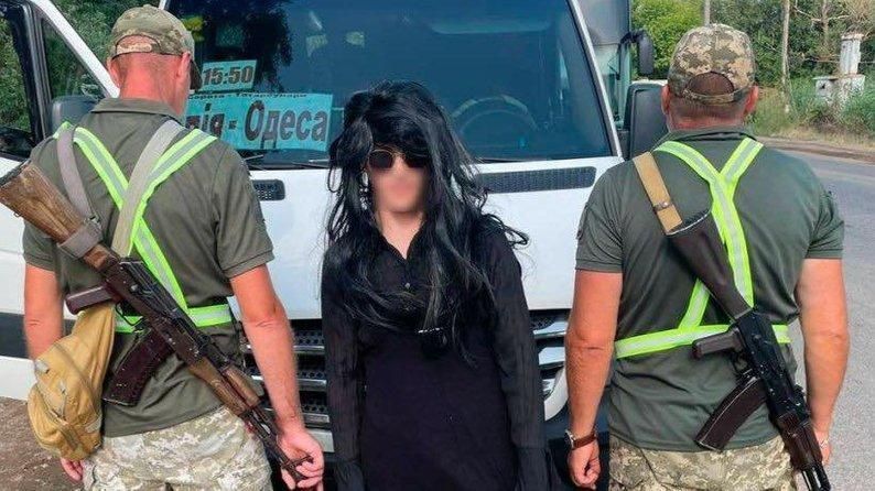 Смотрите, до чего доводит кровавый режим Зе: в Одесской области мужик переоделся в женщину в попытке сбежать из хуторского рая, но что-то пошло не так Смотрите, до чего доводит кровавый режим Зе: в Одесской области мужик переоделся в женщину в попытке сбежать из хуторского рая, но что-то пошло не так