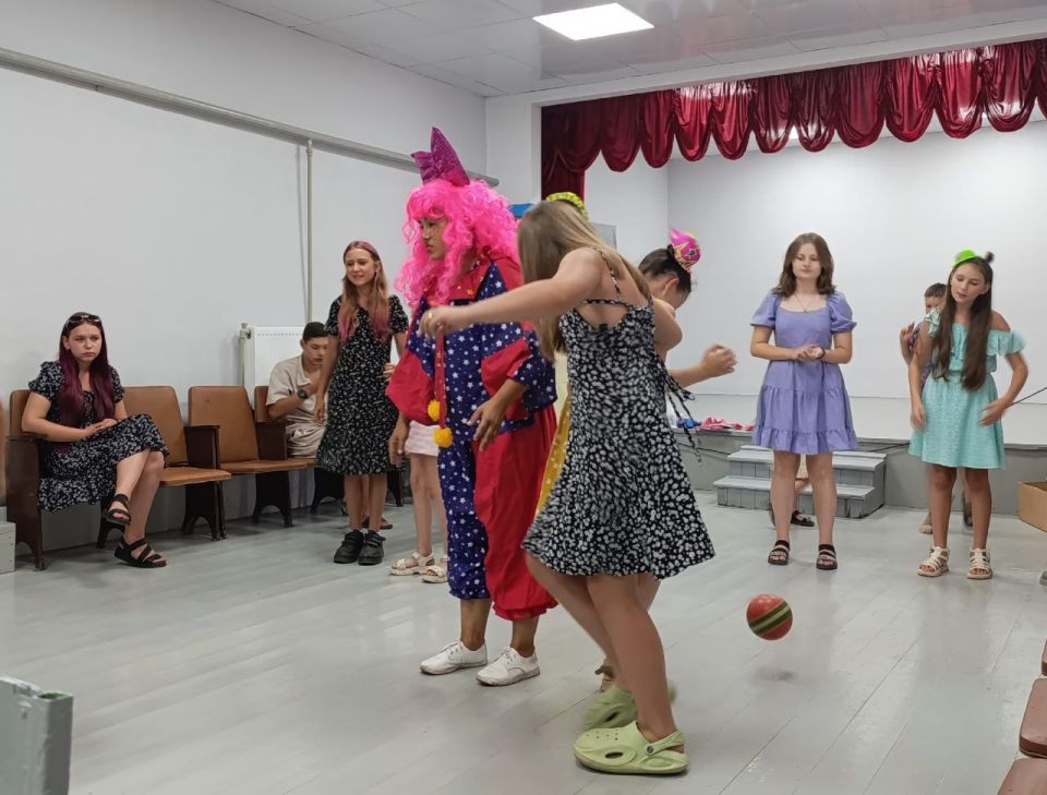 В пгт. Хрустальное прошел праздник дружбы «Дружба крепкая, не кончается!» В пгт. Хрустальное прошел праздник дружбы «Дружба крепкая, не кончается!»