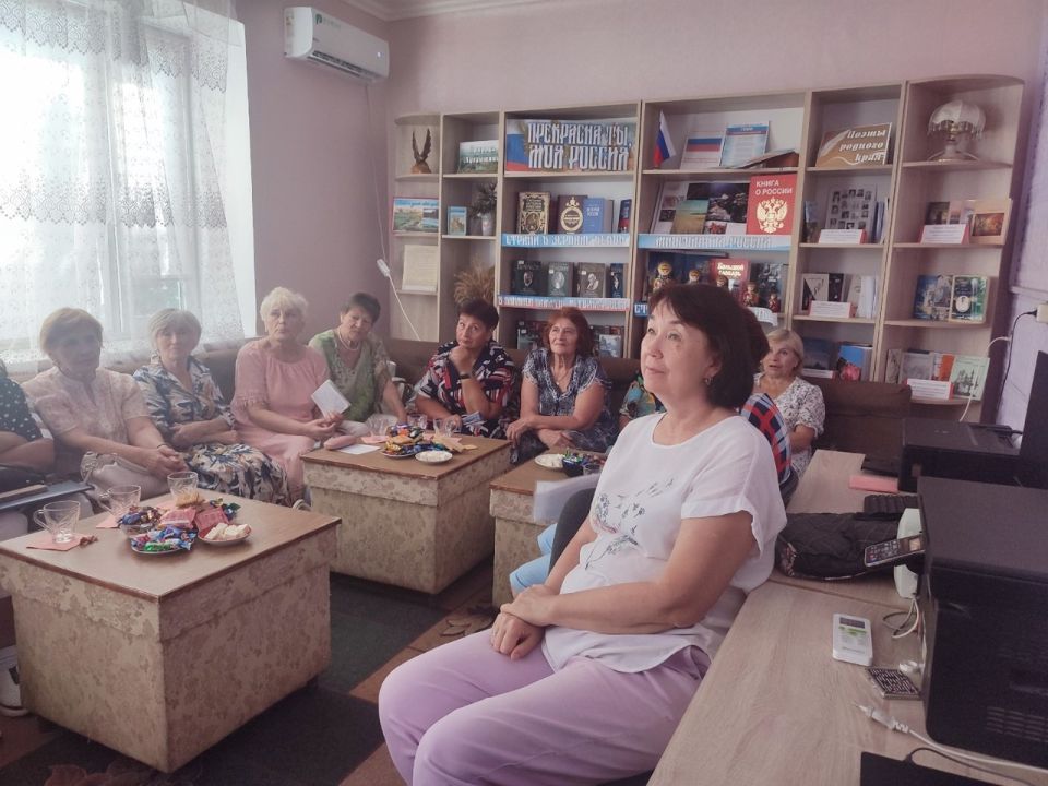 30 июля, в муниципальном бюджетном учреждении «Лутугинская центральная районная библиотека» состоялось памятное мероприятие, приуроченное к 110-летию со дня рождения Михаила Львовича Матусовского — поэта-песенника... 30 июля, в муниципальном бюджетном учреждении «Лутугинская центральная районная библиотека» состоялось памятное мероприятие, приуроченное к 110-летию со дня рождения Михаила Львовича Матусовского — поэта-песенника...