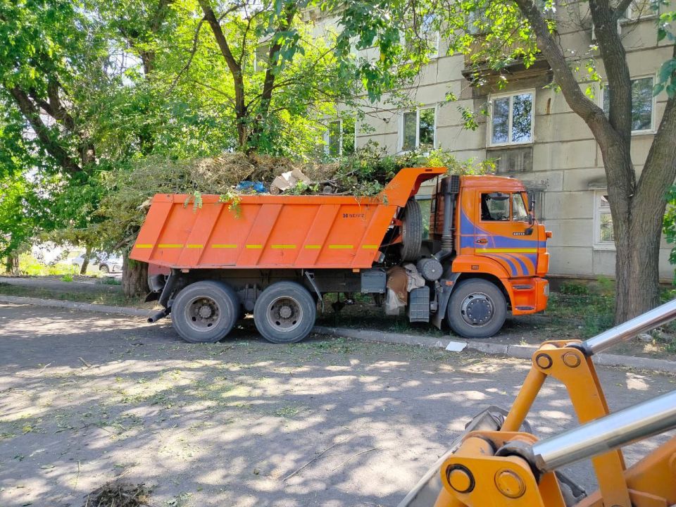 Коммунальные службы Стаханова продолжают борьбу с мусором Коммунальные службы Стаханова продолжают борьбу с мусором
