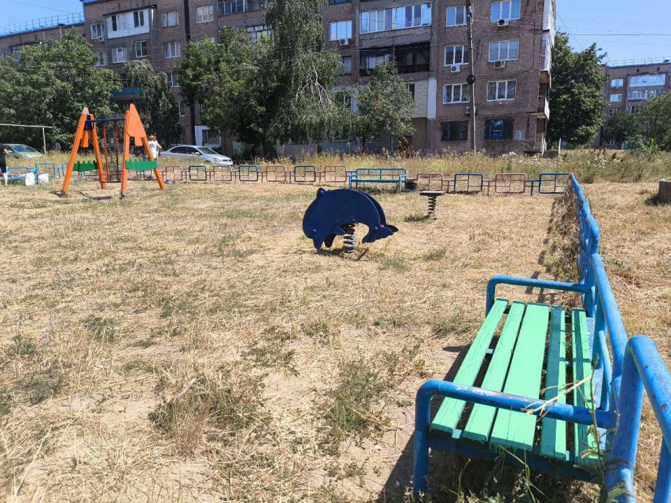 В рамках акции "Яркое детство" активисты Единой России благоустроили детскую площадку на четвертом микрорайоне В рамках акции "Яркое детство" активисты Единой России благоустроили детскую площадку на четвертом микрорайоне
