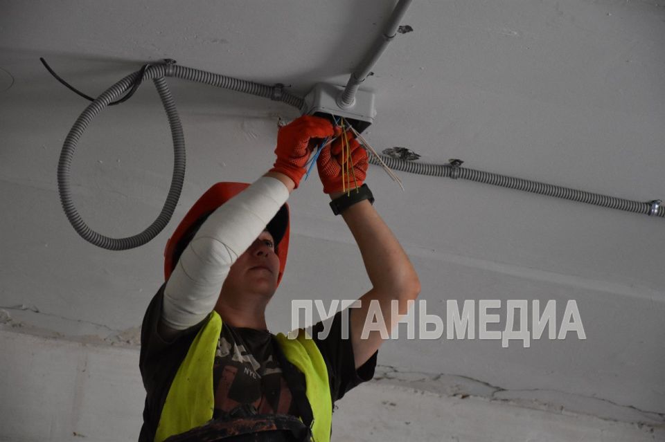 В Алчевском городском историческом музее проводится капитальный ремонт в рамках национального проекта «Семья» В Алчевском городском историческом музее проводится капитальный ремонт в рамках национального проекта «Семья»
